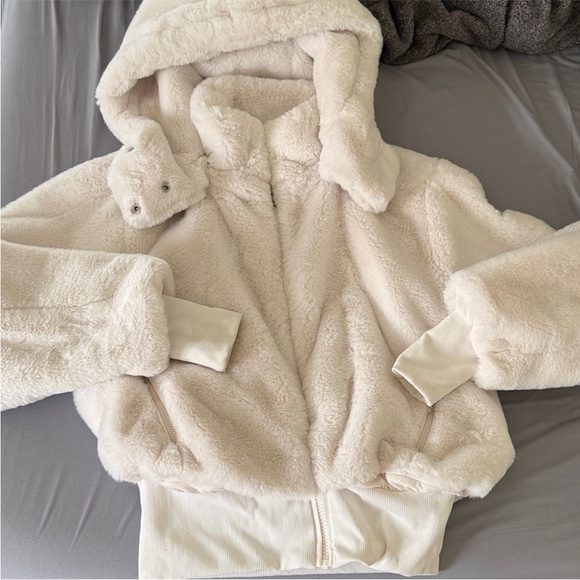 LIKE NEW ALO Faux Fur Foxy Jacket, Ivory, size XS - Picture 5 of 10